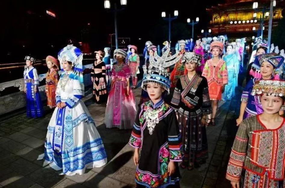 曲靖罗平：多民族服饰非遗文化展演