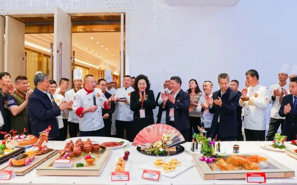 舌尖上的丝路盛宴 共襄亚洲婚宴盛典——2025首届亚洲婚宴技能大赛报名火热开启！