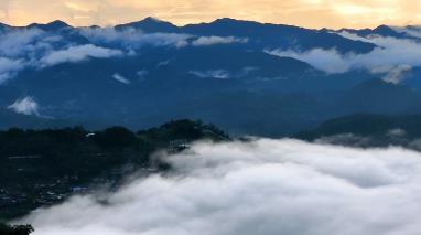 云南普洱哀牢山间九甲秋日云海美成了流动的山水墨卷