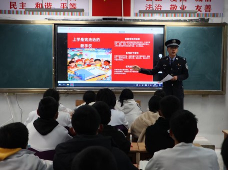 ‌普法零距离 宪法宣传更走心  丙中洛边境检查站开展特色普法活动