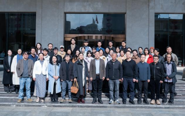 ‌在纸上山川构筑心途：共赴《雪山高速公路》里的文学秘境