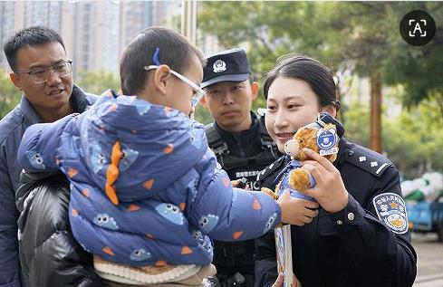 ‌“我想当警察！”他收到了最温暖的邀请函